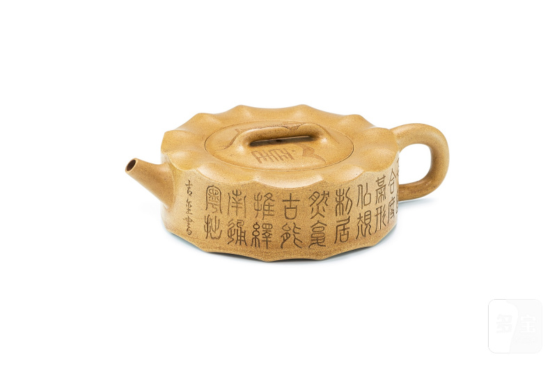 An inscribed Yucheng kiln duan clay 'goose and longevity' teapot and cover, signed Wang Dongshi, Qing dynasty, Tongzhi period | 清同治 王東石款玉成窰段泥刻詩文飛鴻延年壺 《陽羨王東石製》、《東石》印